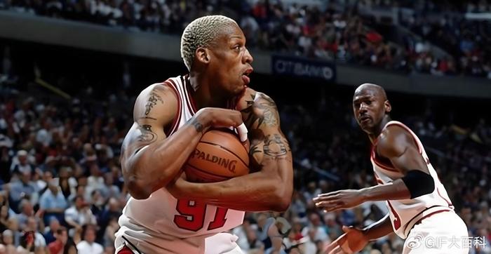 硬刚奥尼尔，辅佐篮球之神乔丹完成第二个三连冠，罗德曼的篮板王