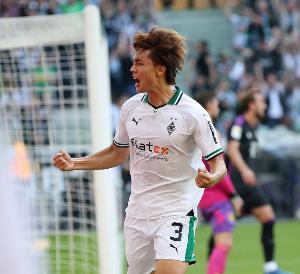 华体育官方-荷媒：板仓滉即将加盟阿贾克斯，转会费总价可达1200万欧