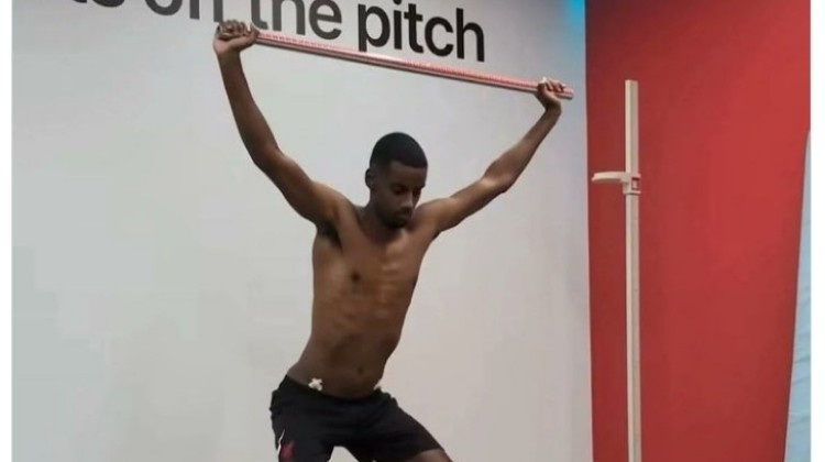 华体会hth官方网站-精瘦！利物浦晒伊萨克体检视频，后者身材遭调侃：罢训还绝食了？