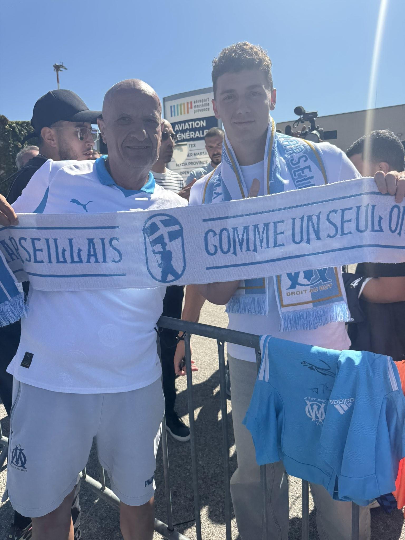 法媒：帕瓦尔周三上午抵达马赛，并与本地球迷合影