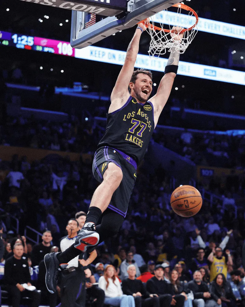 华体会-双手爆扣！NBA官方晒出东契奇今日双手飞扣照：微笑的卢卡