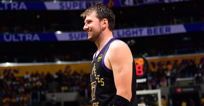 东契奇单场贡献至少40分10助攻且0失误 成为湖人队史首人|北京|奥斯卡-罗伯特森|克利夫兰骑士队|卢卡-东契奇|洛杉矶湖人队_新浪体育_新浪新闻